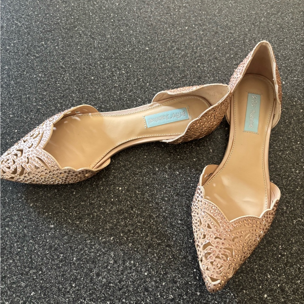 Elegant Beige Lace Flats